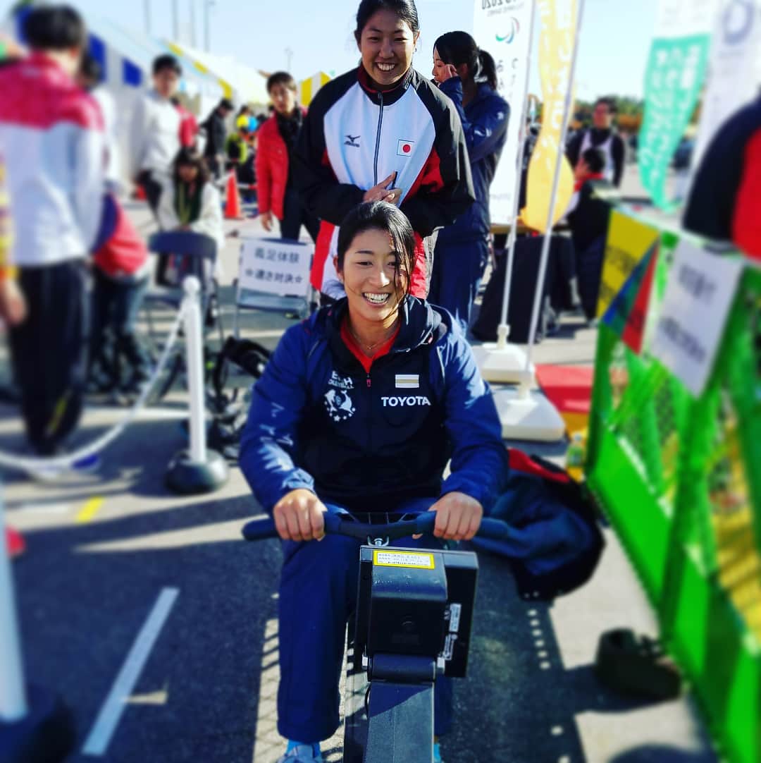 のインスタグラム：「12/3はトヨタ自動車のビッグイベント、駅伝大会でした🎽！ 私は走らなかったので、応援とビーチバレーボール部のブースにてファンクラブのお知らせをしたり、オリパラ競技の体験コーナーのお手伝いをしてました☺️ 私も体験させてもらいつつ…🙏🏽笑 普段国内外転戦していてなかなか触れ合えない皆さんともお話できて楽しい時間でした！ 頑張って！応援してるよ！と沢山声をかけていただき、来シーズンは益々頑張ろうと思いました！！ 改めて、感謝です。 これからも応援よろしくお願いします☺️✨ . 興味のある方は是非ファンクラブ入ってねー👋💗 . #トヨタ自動車ビーチバレーボール部 #beachvolleyball #toyota #roadtotokyo2020」