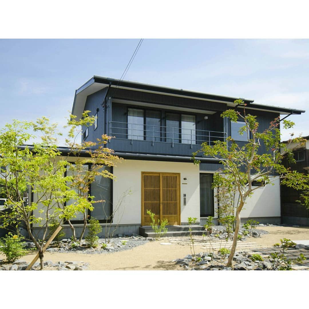 homelife 夢を叶える暮らし方のインスタグラム：「【庭とつながる住まい】 . 住まいへと続く庭園 和風モダンな雰囲気で 庭も楽しむことができますね . . #和モダン #和風庭園 #心地よい空間 #ガーデニング #庭 #暮らしを楽しむ #ナチュラル #こだわり #スローライフ #おしゃれな家 #マイホーム #福知山 #豊岡 #加東 #姫路 #注文住宅 #自由設計 #デザイン住宅 #house #home #ホームライフ #ホームライフ100」