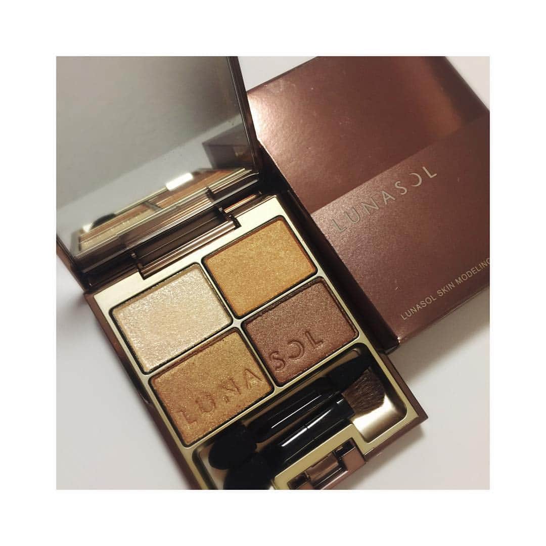 のインスタグラム：「* new eyeshadow…♡ . 初LUNASOL 発色とても綺麗でしたー✨ . いつもbrown系なので 色々挑戦してみたいなぁーと思う今日この頃。(笑) . #LUNASOL #eyeshadow #brown #実家は #化粧品販売してるから #他店だと #ほぼ買わない #デパート #化粧品売り場 #いつも #スルーしちゃう(笑) #でも今度は #ゆっくり #お買い物してみよう」