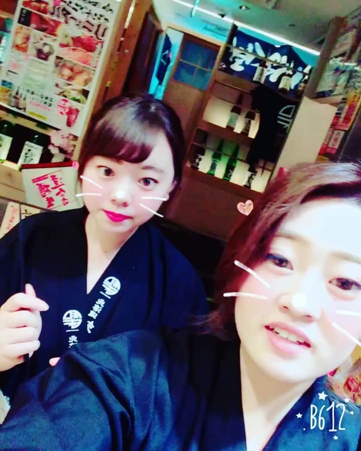 知床漁場クレフィ三宮店のインスタグラム：「・ ・ お疲れ様です〜〜✨ 看板娘たちが元気に働いてくれてます〜〜☺️ みなさん知床の看板メニュー、鶏ザンギとーーーーっても美味しいので是非是非！食べに来てくださいね💓 ・ ・ #知床漁場#delicious#神戸#クレフィ#海鮮#美味しい」