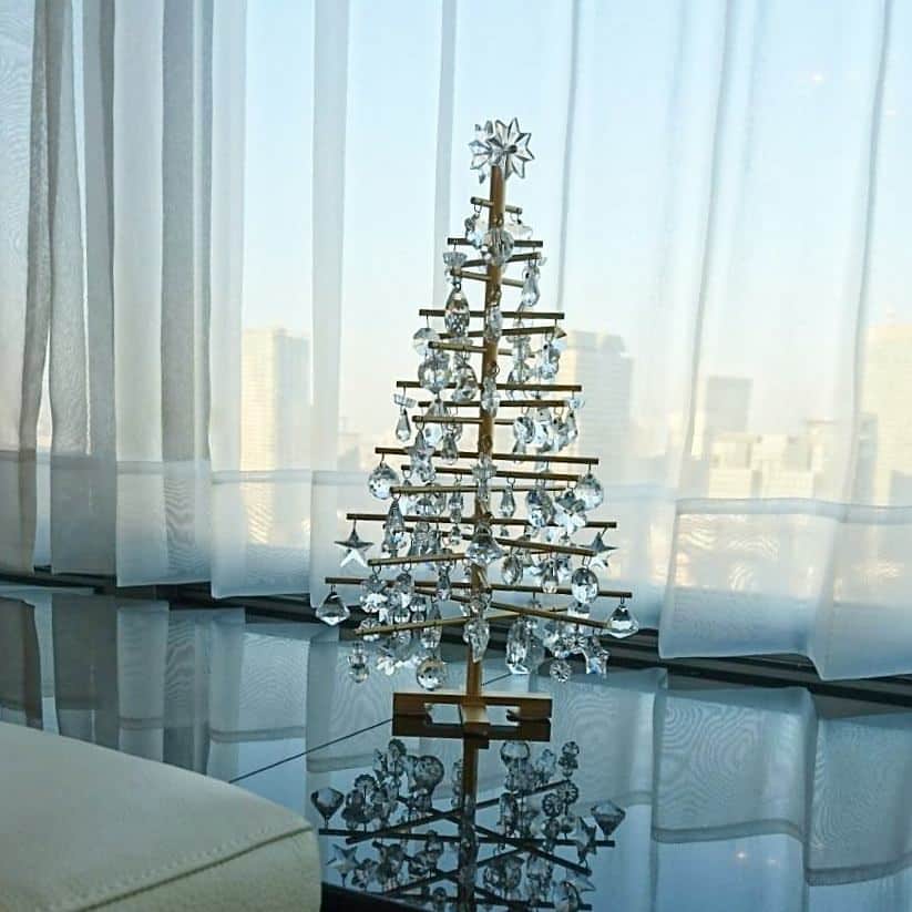 のインスタグラム：「🎄 今年やってきたクリスマスツリー✨  #クリスマスツリー #クリスタル」