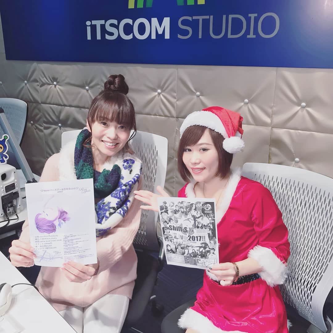 のインスタグラム：「FMサルースゲスト出演♡  番組パーソナリティーの藤田みささんと💕サンタコスで出演してきました🎅観てくださった皆さんありがとうございます😊  #FM #FMサルース #afternoonsalus #ラジオ #藤田みさ #itscomstudio #karin」