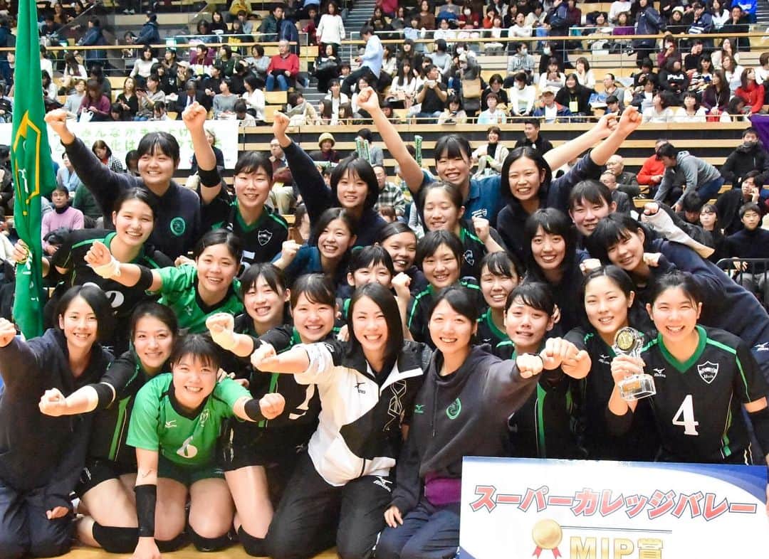 及川真夢さんのインスタグラム写真 - (及川真夢Instagram)「12月3日🏅 日本一なりました！！！ 応援してくださった方々、スタッフの方々、四年生、チームメイト、本当にみなさんのおかげです。チーム力で勝ち取った日本一は最高です✨！！！かっこよくて頼もしくて、大好きな日本一の四年生の姿は忘れません❤︎！！！ そして、たくさんの応援、メッセージ、ありがとうございました！また、これを力に頑張っていきます。 そして、まだ天皇杯があるので、四年生と一緒にプレーできることを楽しんで頑張ります！！ タグ付けは四年生だけで🙏 #日本一 #優勝 #全日本インカレ #最高 #青山学院大学 #女子バレーボール部」12月4日 15時31分 - oikawa_mayu
