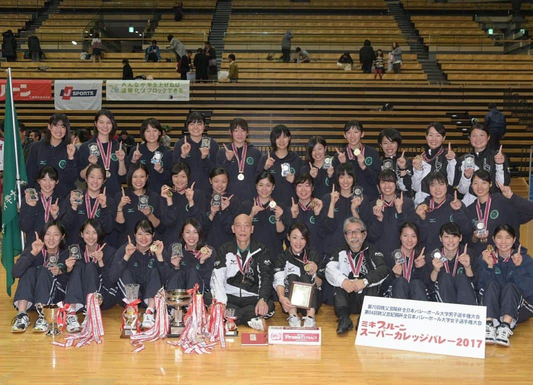 及川真夢のインスタグラム：「12月3日🏅 日本一なりました！！！ 応援してくださった方々、スタッフの方々、四年生、チームメイト、本当にみなさんのおかげです。チーム力で勝ち取った日本一は最高です✨！！！かっこよくて頼もしくて、大好きな日本一の四年生の姿は忘れません❤︎！！！ そして、たくさんの応援、メッセージ、ありがとうございました！また、これを力に頑張っていきます。 そして、まだ天皇杯があるので、四年生と一緒にプレーできることを楽しんで頑張ります！！ タグ付けは四年生だけで🙏 #日本一 #優勝 #全日本インカレ #最高 #青山学院大学 #女子バレーボール部」