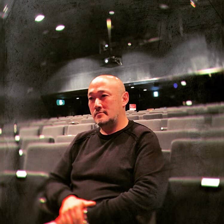 井上聡のインスタグラム：「どこかのタウン雑誌の表紙風  第2弾  #特集  栗を使わないマロンケーキ #栄養士さんに聞いたこの世で無駄な食べ物ベスト5 #女性必見 ポーチに収まる仏具 #教えて！リチャードクレイダーマン #オートマ山本の試乗するぜ！ヤマハ編 #新連載！コラム「試食が主食！」 #春まで待てないお花見ツアー #特別付録  本革ミニウォレット ※表紙のモデル  くまだまさしさん 注  来月は取材の為お休みさせていただきます」