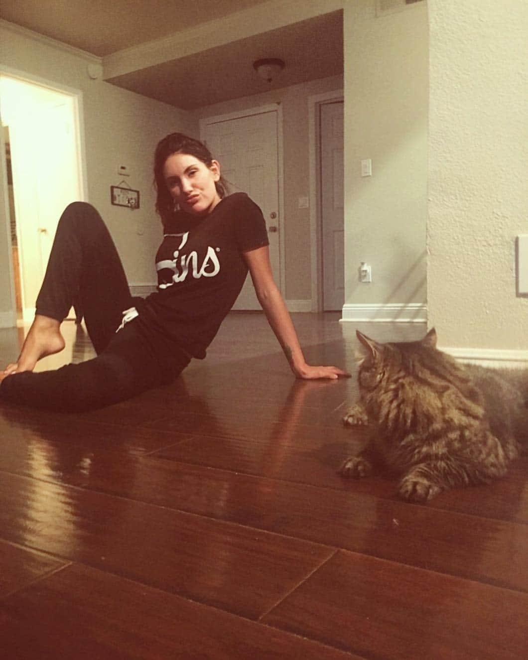 August Amesさんのインスタグラム写真 - (August AmesInstagram)「being a gross kid with #KevintheCat in my NEWWWW @shopsinslife @coyotelovesyou  SHIRT😻❤️👅🖤 playing and hanging out wivvvv @emmahixofficial 😘😘😘」12月4日 16時15分 - msmaplefever