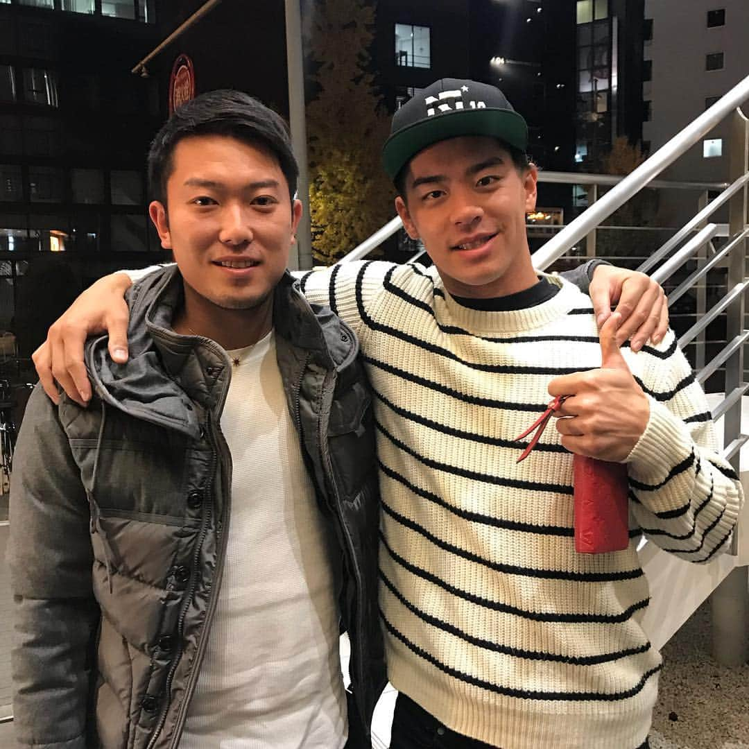 鈴木翔太さんのインスタグラム写真 - (鈴木翔太Instagram)「今日は昇竜会のゴルフがあり、夜は岸本とご飯食べに行って来ました！！ 岸は明日名古屋から出てしまうので最後ご飯に！  同じ年に入団して同級生が2人だけだったので常に一緒にいたしいろんな相談もしたりしました。 突然のことだったから本当に辛いし寂しいです。今でもまだ現実味がないです。まだ一緒に野球がしたかった。。。 でも岸はこれからも野球を続けるのでこれからもお互い違う場所にはなってしまうけど一緒に頑張りたいと思います！！ また一緒のチームで野球ができたらいいなと思います！ なので僕もまだまだこれからもっと頑張ります💪  これからも岸と僕の応援よろしくお願いします！！！ #鈴木翔太#岸本淳希#ありがとう#これからも頑張ろう」12月4日 21時53分 - suzukishota99