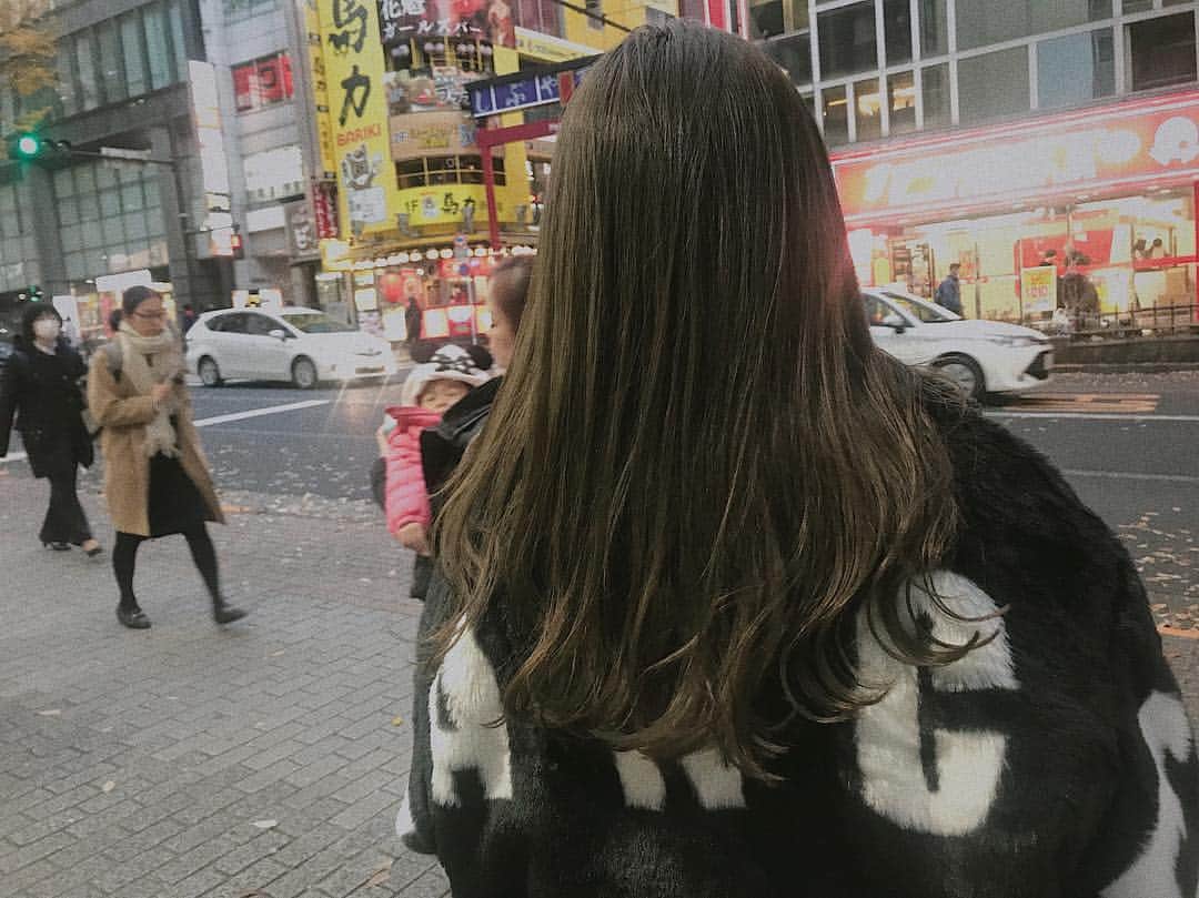 志田友美（ゆうみん）のインスタグラム：「☝︎ んーいい色♡♡ グラデーション+中にハイライト入れてるよ🖤 . #hair #gradation #shibuya #gyda」
