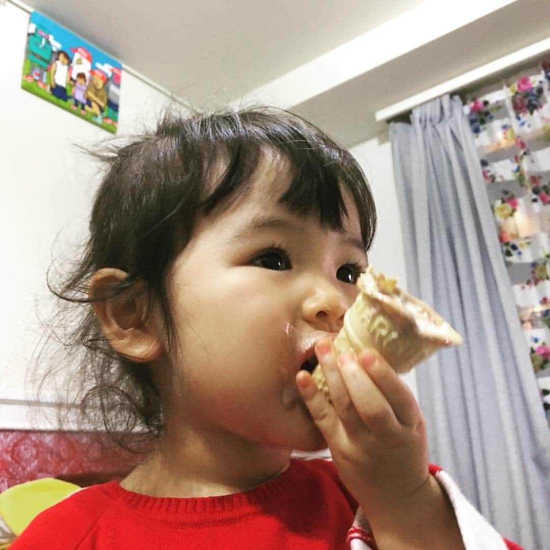 川島章良さんのインスタグラム写真 - (川島章良Instagram)「アイスをパクパク #きあちゃん #アイス越しに #ネゴシックス さんの #川島家の家族絵 #めっちゃカッコいい  #でも #きあちゃん #ちょっと絵みると #怖いって言う #モンスターが #怖いみたい #今はもうなんも #言わない #親バカ#親バカ部#ママリ#パパリ#アイス」12月4日 17時31分 - hannyakawashima