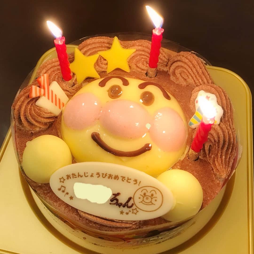 のインスタグラム：「👧🎂💕 ・ お誕生日ケーキは🎂✨ 大好きなアンパンマン❤️ ・ #娘ちゃん #愛娘 #祝 #3歳 #お誕生日 #おめでとう 🎊 #アンパンマンケーキ #可愛い 💓 #daughter #3yearold #birthday #happybirthday #20171203 ・ 飛び跳ねて喜んでくれました🤩👏 ・ #アンパンマン カットの瞬間…🙈💦」