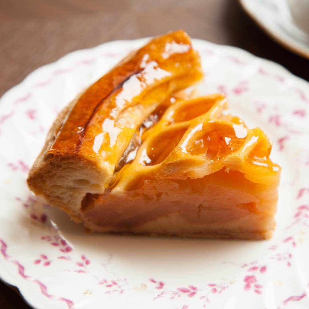 東京プリンスホテルさんのインスタグラム写真 - (東京プリンスホテルInstagram)「たっぷりのりんごをパイ生地で焼きあげた、東京プリンスホテル人気のアップルパイ。 A baked pie stuffed with apples, popular at the Tokyo Prince Hotel. #東京プリンスホテル #プリンスホテル #ピカケ#ケーキ #スイーツ #アップルパイ #りんご  #tokyoprincehotel #princehotel #pikake #cake #sweets #applepie #apple」12月4日 18時09分 - tokyoprincehotel