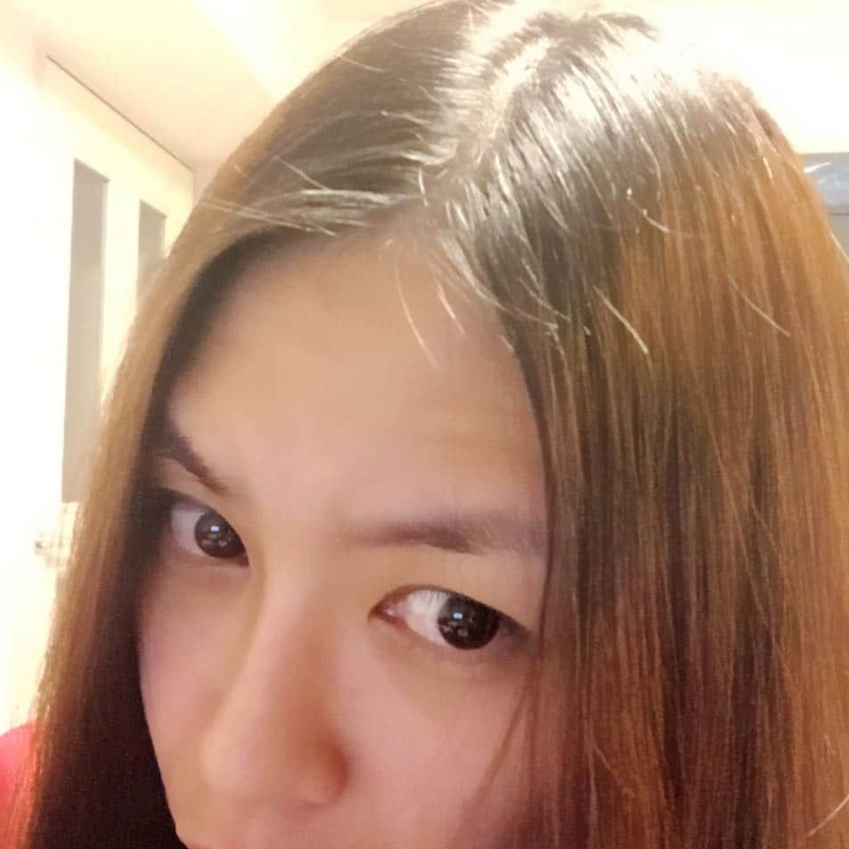 佐藤幸子のインスタグラム：「髪が伸びるのが早すぎる…。#ヘアカラー#リタッチしたい#ヘアサロン#美容室 #すっぴん #男顔」