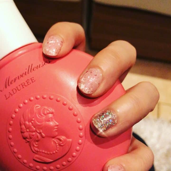 のインスタグラム：「久しぶりに自分でマニキュア塗った . キラキラかわいい💓 . #マニキュア #セルフネイル #キラキラ」