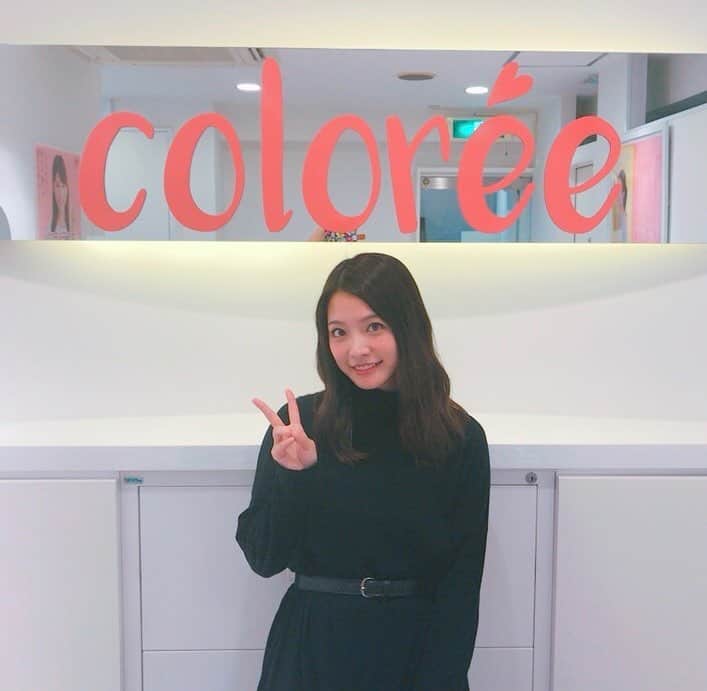上田眞央のインスタグラム：「私がイメージモデルをさせて頂いている『coloree(コロリー)』へ行ってきました😊 電車広告・雑誌広告もあるのでみんな通勤、通学途中や休憩がてら読む雑誌の中で探してみてね😘✨ #coloree  #コロリー  #全身脱毛 #さらりん素肌 #カラフル  #colorful」
