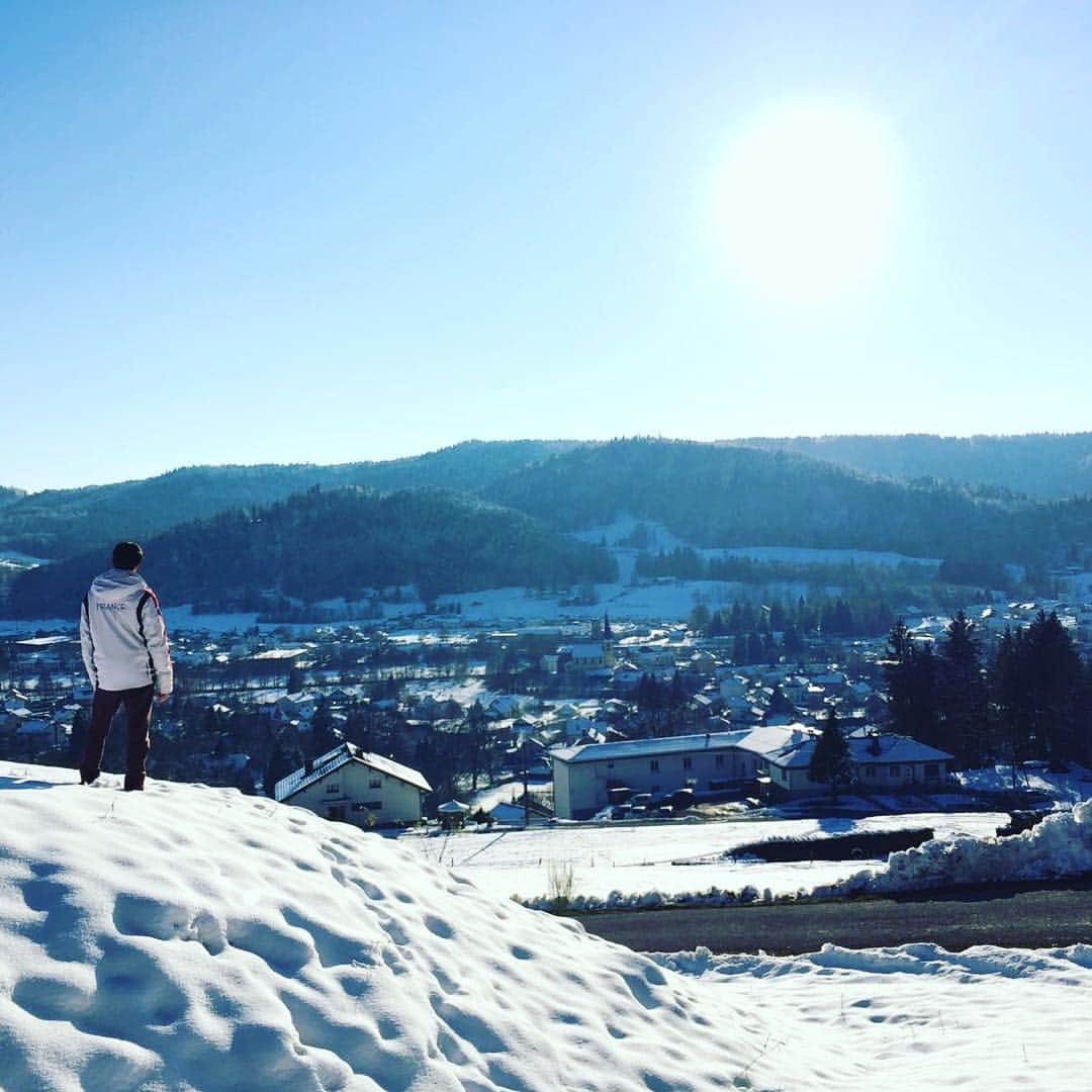 シモン・オクーのインスタグラム：「Bright as gold, White and bold.  #SunnyDays #FirstSnow❄️ #VosgesRoots🌲  Merci @sofie_stln ☀️☃️」