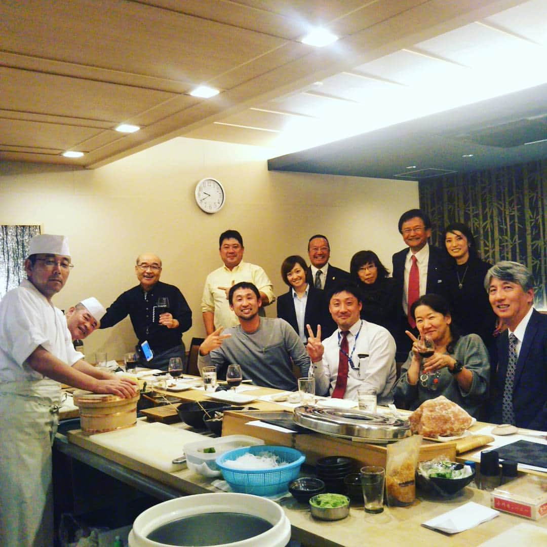 のインスタグラム：「現役時代お世話になってきた山口会計事務所をはじめ、たくさんの方たちに応援してもらいました。 埼玉西武ライオンズのボックスオーナーの立川中央病院の木村理事長、株式会社ヤマヲの会長をはじめ大変お世話になりました。 隣は弟の大二朗。ゴルフの話題で持ち切り😁 #鮨雅 #株式会社ヤマヲ #立川中央病院 #立川市サッカー協会」