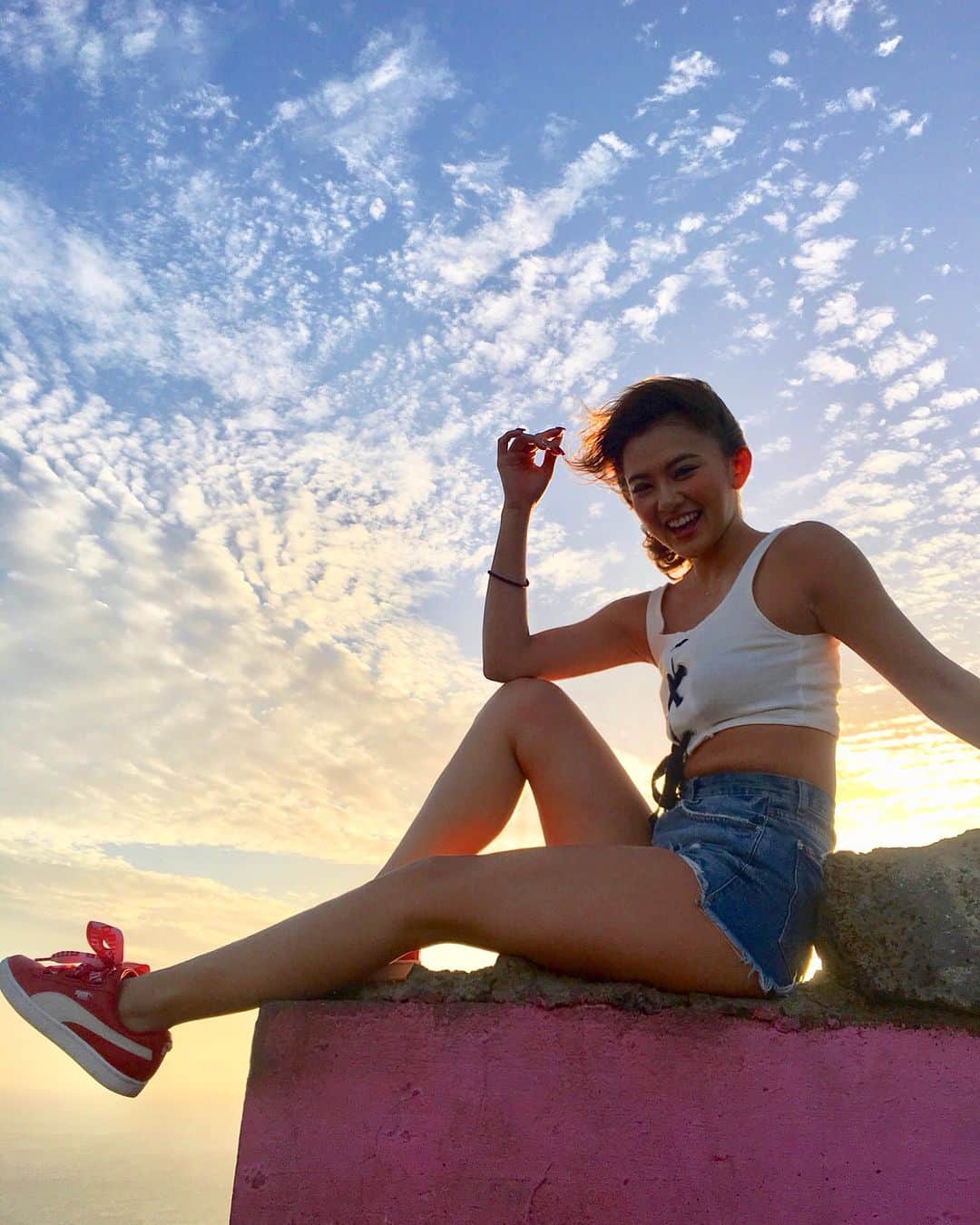 のインスタグラム：「登りきったピンクピルボックスからのSUNSET🌇🌈💖 山の上は暴風で前日に買ったキャップが一瞬で飛ばされていった…😭🍃 #hawaii #pinkpillbox #hiking #pink #happy #ハイキング #ハワイ #ピンクピルボックス」