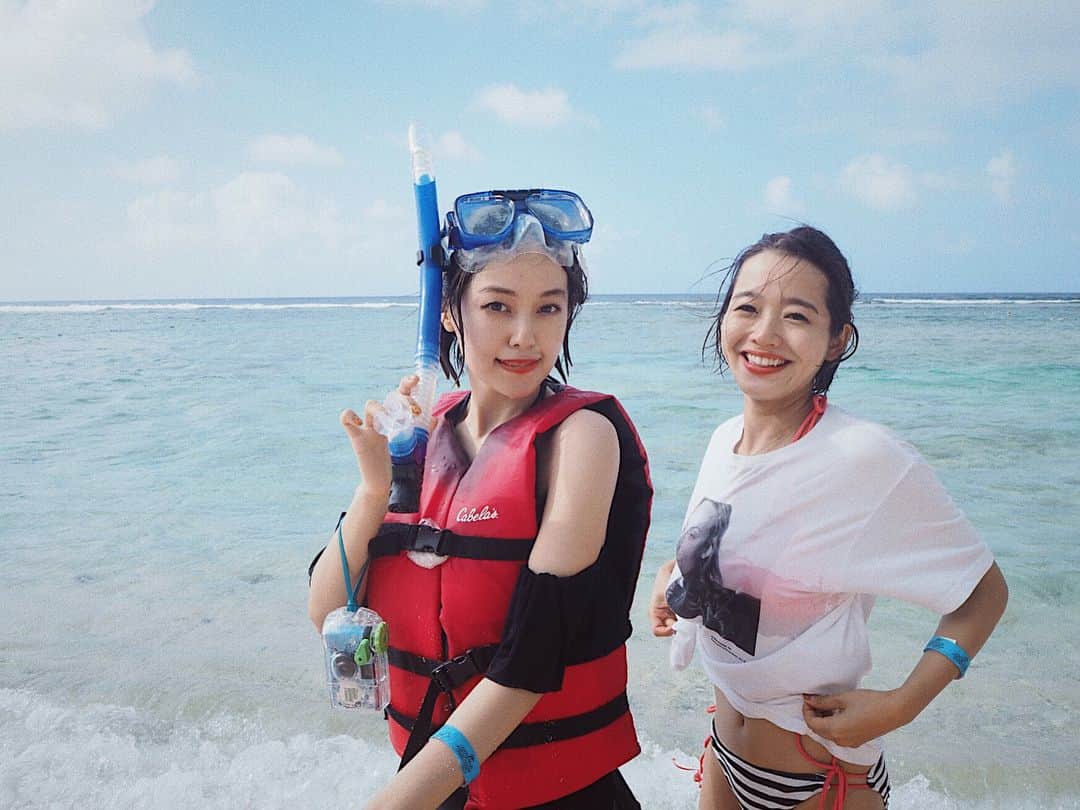 猪鼻ちひろのインスタグラム：「何度も行っても癒されるココパーム🐚 綺麗すぎる海と美女と天使に目尻が下がりっぱなし、、👼🏻♡ 自由にシュノーケリングをしてお魚と戯れたり、お昼寝をしたり、何もしない贅沢を存分に味わいました🐠 #ちひろtripグアム #ちひろトリップ  #海も二人も #全てが #美しい #🤤 #右の人えなりかずきさんじゃないよ #魚の動画撮ってみたので取り込めたらいつか載せるね！#🐠」