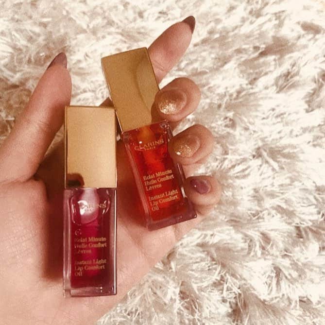 志田友美（ゆうみん）のインスタグラム：「💄💄💄 クラランスのリップオイルが好きで 二色買い〜🍇🍊 テクスチャーが気持ちくて何往復もしちゃうw . #myfav #clarins #lipoil #instabeauty」