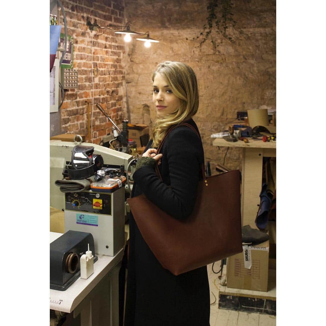 アリス・アイザズのインスタグラム：「Des idées et du talent... Quel plaisir d'aller faire son sac avec le cuir de son choix à @atelier_penso_paris ! 😘」