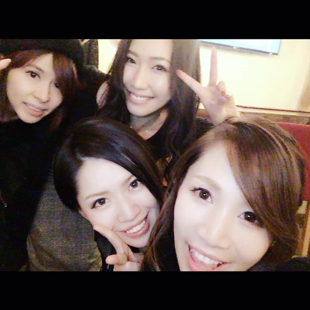 佐山愛のインスタグラム：「・ ❤️最近の女子会part①❤️ ・ ・ ヘアメイク よちのっち @yochinocchi  ベーシスト ERYちゃん @bass_ery  色々経営してる あきちゃん @grilled_meat_aki ・ ・ 異業種混合の女子会で この4人集まるの初だったんだけど、 なんかめちゃくちゃ楽しすぎて ご飯→バー→カラオケをハシゴして それでも帰りたくない〜ってくらい はしゃいだ夜でした☪ ・ こりゃ定例会にしちゃうやつだな♪♪ ・ 忘年会ってことで年内に また集まりたーーーい❤️❤️ ・ ・ てか、2枚目のpicみんな笑いすぎ！ 良い写真すぎるww ・ ・ #よちのっち #ERY #焼肉あき #あきちゃんだけあだ名が独特 #女子会 #とまらないガールズトーク」