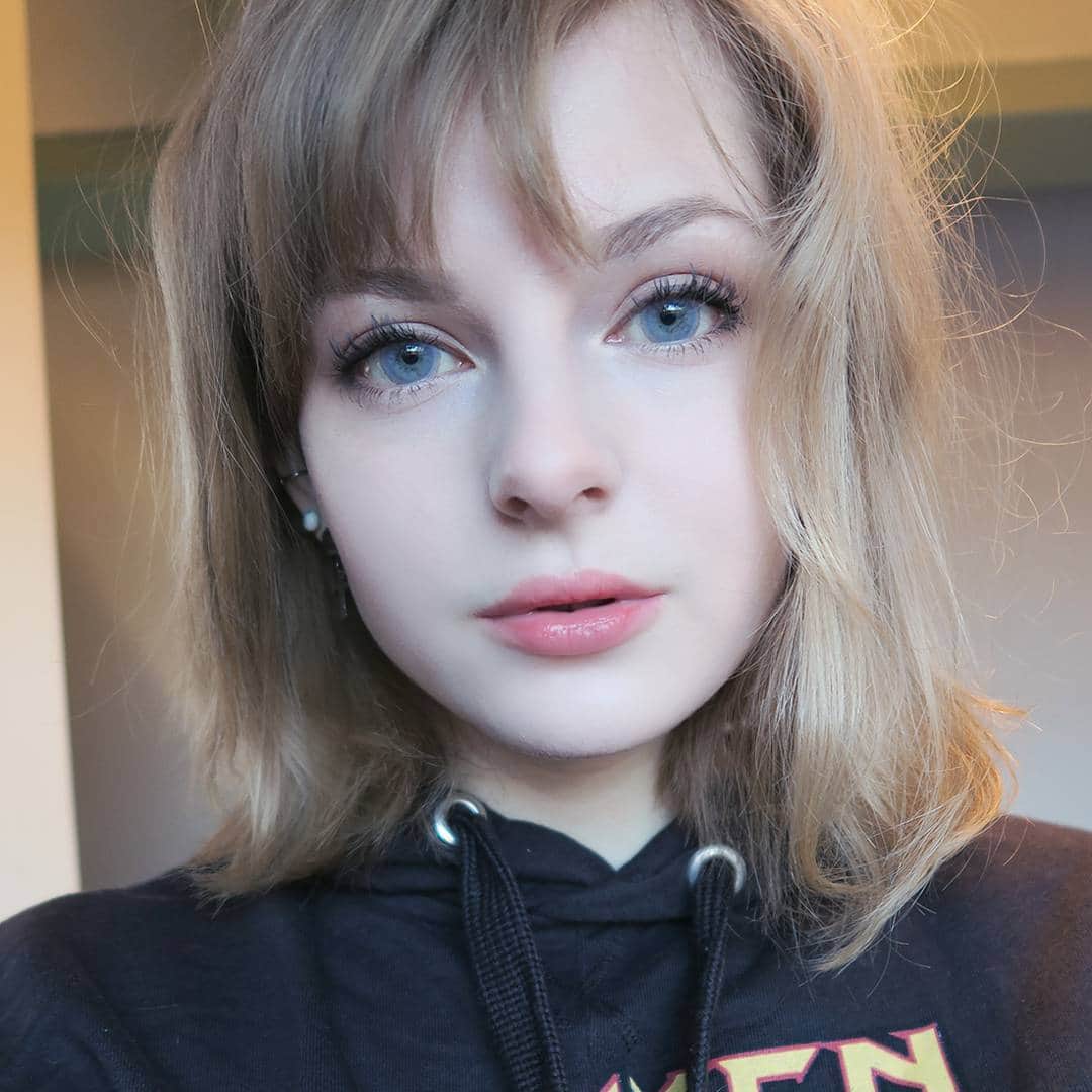 Ella Freyaのインスタグラム：「Always looking for that first time rush 💫」