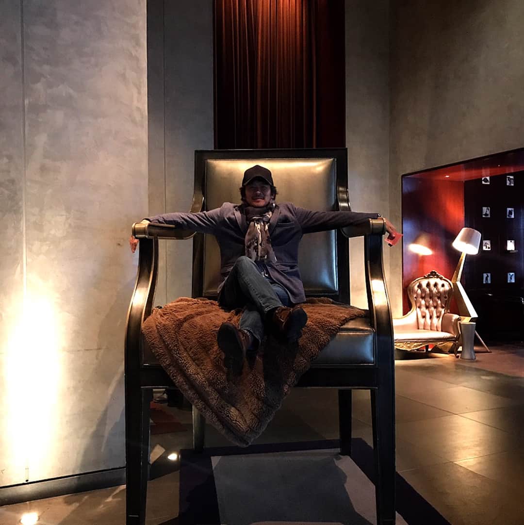 伊原剛志さんのインスタグラム写真 - (伊原剛志Instagram)「ホテルロビーに、でかい椅子❗️」12月5日 2時56分 - tsuyoshi_ihara