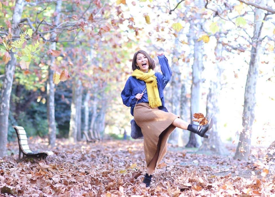 坂元美香さんのインスタグラム写真 - (坂元美香Instagram)「. . おりゃー！おりゃー！ぅおりゃぁー！ と笑顔で3蹴りです😐🍂. . スカートの中が見えそうなのに ギリギリ見せない技セミナー ついにやります！（うそ）. . こんな私と作品撮りして下さるプロカメラマン様 いないかなー😚なんてね。 もちろんこれもプロカメラマンに 撮っていただいたものですが😊. . #MikaSakamoto」12月5日 8時08分 - mika_saka