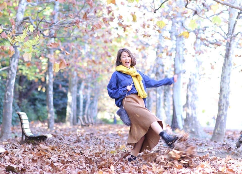 坂元美香さんのインスタグラム写真 - (坂元美香Instagram)「. . おりゃー！おりゃー！ぅおりゃぁー！ と笑顔で3蹴りです😐🍂. . スカートの中が見えそうなのに ギリギリ見せない技セミナー ついにやります！（うそ）. . こんな私と作品撮りして下さるプロカメラマン様 いないかなー😚なんてね。 もちろんこれもプロカメラマンに 撮っていただいたものですが😊. . #MikaSakamoto」12月5日 8時08分 - mika_saka