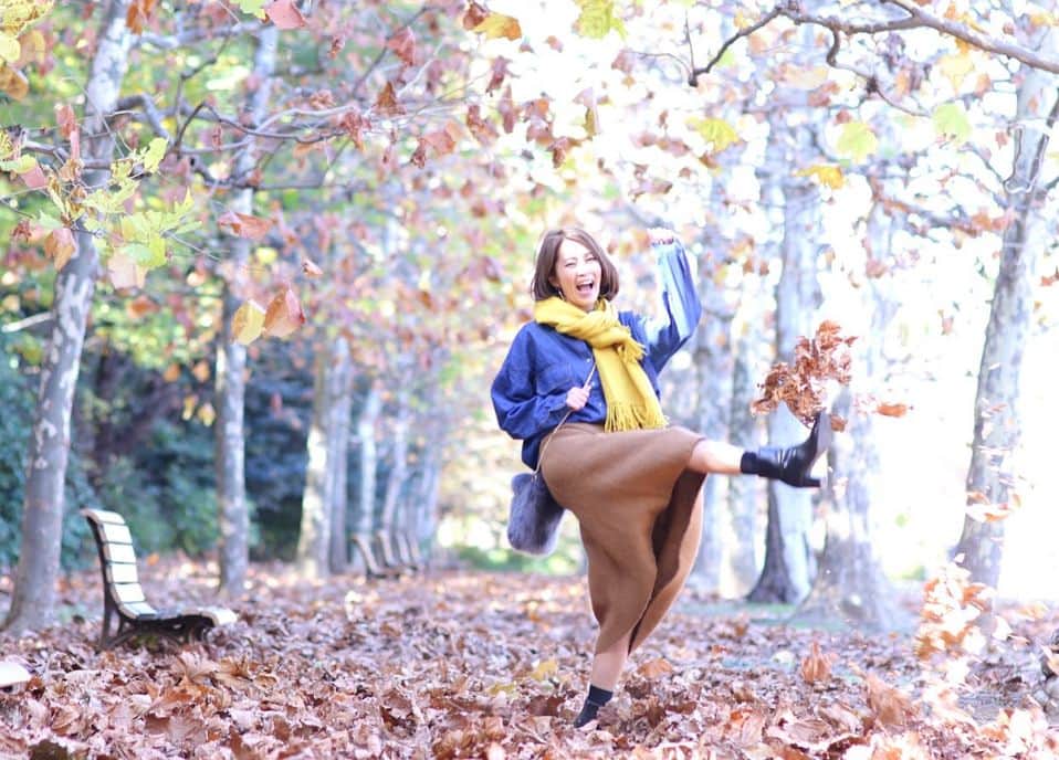 坂元美香さんのインスタグラム写真 - (坂元美香Instagram)「. . おりゃー！おりゃー！ぅおりゃぁー！ と笑顔で3蹴りです😐🍂. . スカートの中が見えそうなのに ギリギリ見せない技セミナー ついにやります！（うそ）. . こんな私と作品撮りして下さるプロカメラマン様 いないかなー😚なんてね。 もちろんこれもプロカメラマンに 撮っていただいたものですが😊. . #MikaSakamoto」12月5日 8時08分 - mika_saka