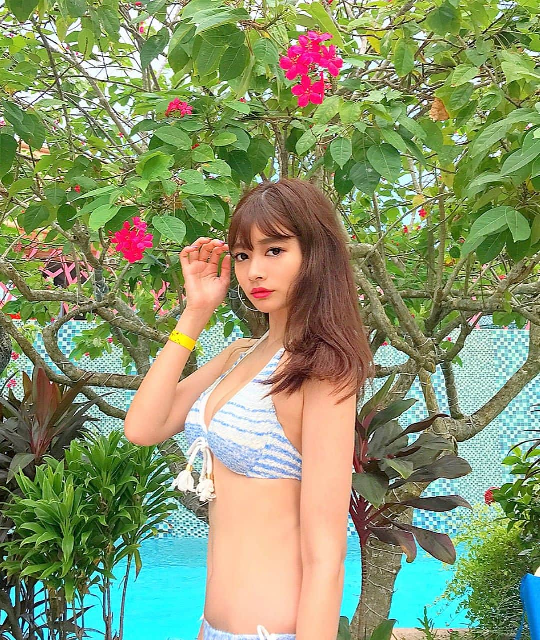 得あゆさんのインスタグラム写真 - (得あゆInstagram)「全身👙🌺👉🏻👉🏻👉🏻 ・ この水着👙一回も着ないで今年終わっちゃうと思ってたから着れて嬉しい💓 ・ #グアム#guam#ブルー#blue#Bikini#水着#夏#花#ハイビスカス#インスタ映え#instaguam_mega#shopguam2017#安定の#むちむち#スポーティー#スタイル#日焼け#海#guam50」12月5日 9時29分 - tokuayu819