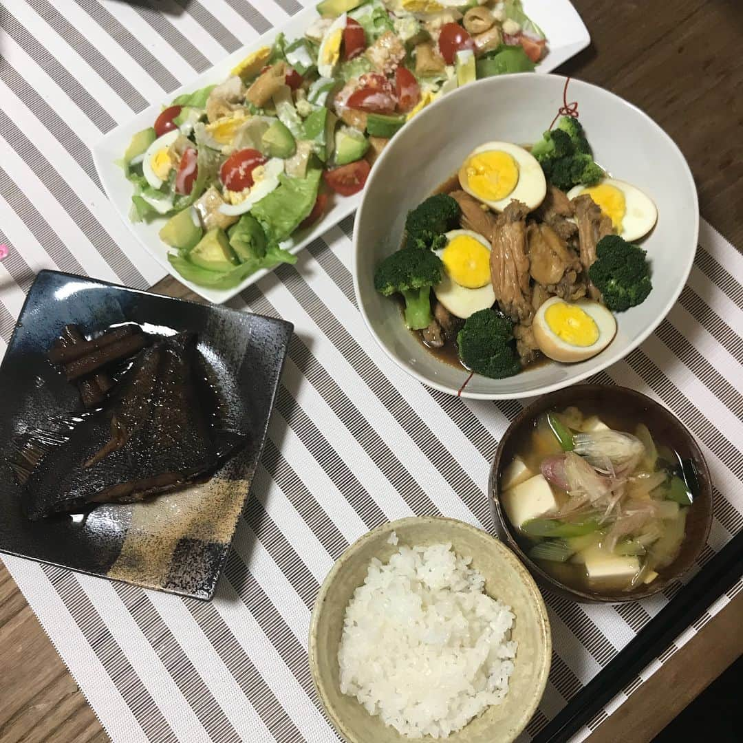 潮田玲子さんのインスタグラム写真 - (潮田玲子Instagram)「今日の玲子飯は「からだシフト」の糖質コントロールつゆで鶏のさっぱり煮、そして糖質コントロールドレッシングでシーザーサラダを作りました！ 驚いたのはシーザーサラダドレッシング！糖質高いイメージだしなかなか家で作る機会なかったけどこれなら安心して使えます！クルトンのかわりに焼いた油揚げをトッピング！チーズの旨味と魚介の風味が抜群でした！ そしてさっぱり煮は糖質コントロールつゆを水で割ってお酢と一緒に煮込んだだけ！簡単で美味しいメインおかずのできあがり😊 『玲子飯×Tarzan×からだシフト』企画で、三菱食品さんからいただいた商品は全部で14種類！まだまだ種類も豊富だしまたアレンジして載せますね🤗  #からだシフト #がんばりすぎない糖質コントロールproject #糖質 #低糖質 #糖質コントロール #ロカボ #玲子飯 #鶏のさっぱり煮 #油揚げでシーザーサラダ #子持ちカレイの煮付け #豆腐とわかめの味噌汁 #ご飯」12月5日 10時23分 - reikoshiota_official