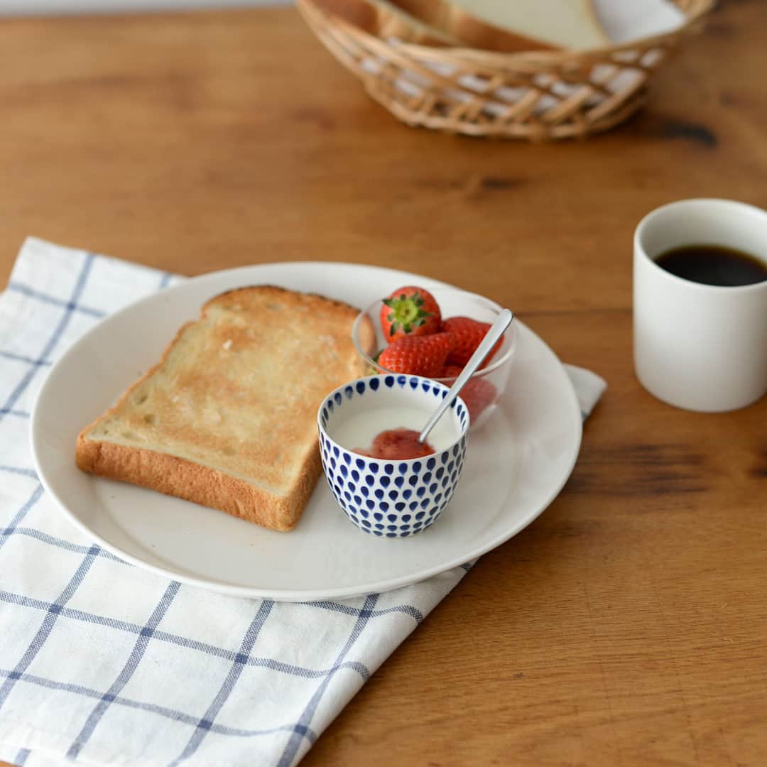 北欧、暮らしの道具店さんのインスタグラム写真 - (北欧、暮らしの道具店Instagram)「「DROP」シリーズのお皿たち。ポップなしずく柄で、食卓がパッと華やぎます。 ・ 北欧食器のような親しみやすさで、洋食はもちろん和食にもフィットしてくれますよ。 - - - - - - - - - - - - DROP/ドロップ/ラウンドプレート（22.5cm）、ミニプレート（9.5cm）、ミニカップ（6.5cm） ▶︎お買いものはプロフィールのリンクからどうぞ→@hokuoh_kurashi ・ ▶10周年記念プレゼント企画！ すべてのご注文に【オリジナル手帳&リトルプレス2冊】をプレゼント中です。※数量限定につきなくなり次第終了です。 ・ #hokuoh_kurashiのお買い物まとめ #北欧暮らしの道具店 #キッチン #お皿」12月5日 11時13分 - hokuoh_kurashi