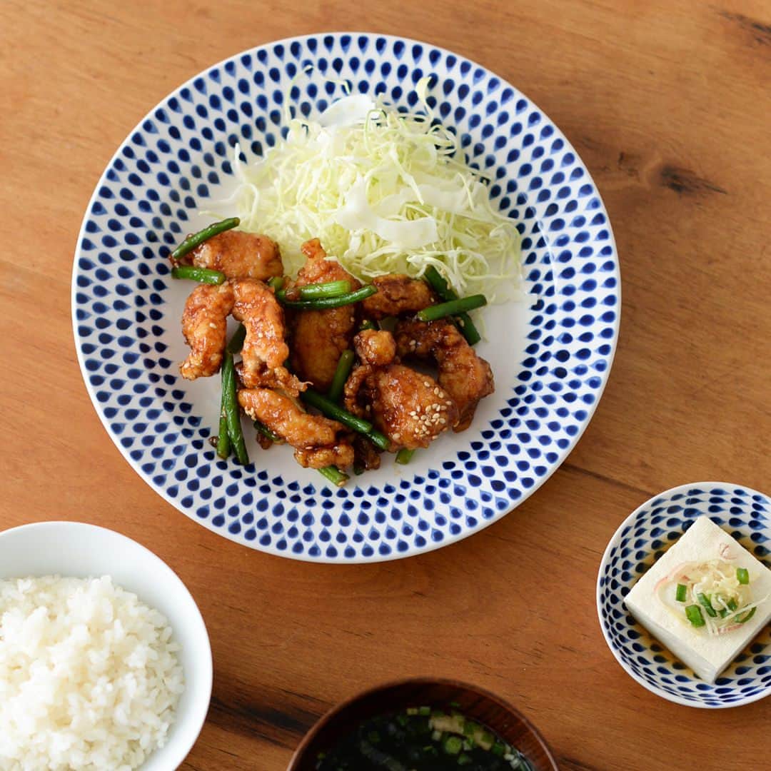 北欧、暮らしの道具店さんのインスタグラム写真 - (北欧、暮らしの道具店Instagram)「「DROP」シリーズのお皿たち。ポップなしずく柄で、食卓がパッと華やぎます。 ・ 北欧食器のような親しみやすさで、洋食はもちろん和食にもフィットしてくれますよ。 - - - - - - - - - - - - DROP/ドロップ/ラウンドプレート（22.5cm）、ミニプレート（9.5cm）、ミニカップ（6.5cm） ▶︎お買いものはプロフィールのリンクからどうぞ→@hokuoh_kurashi ・ ▶10周年記念プレゼント企画！ すべてのご注文に【オリジナル手帳&リトルプレス2冊】をプレゼント中です。※数量限定につきなくなり次第終了です。 ・ #hokuoh_kurashiのお買い物まとめ #北欧暮らしの道具店 #キッチン #お皿」12月5日 11時13分 - hokuoh_kurashi