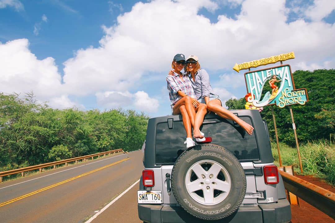 黒ユイさんのインスタグラム写真 - (黒ユイInstagram)「ノースショア へドライブ🚘♪ 目指すはピースピルボックス ⛰ #EhukaiPillbox &ガーリックシュリンプ🦐 #romys #kahuku  自然いっぱいのノースはなんだか落ち着く❤︎🌳🌞 次回は早朝から行きたいな💖 #northshore #hawaii #haleiwa  #jeep #drive #ハワイ #ノースショア  #ドライブ #ジープ #ハレイワ #ピースピルボックス  #ガーリックシュリンプ」12月5日 11時17分 - yui_my_life