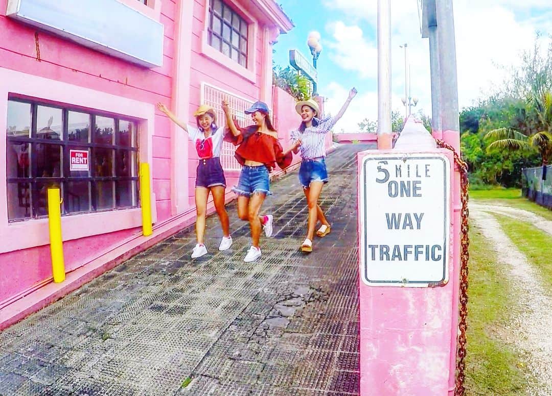 畑有里紗さんのインスタグラム写真 - (畑有里紗Instagram)「guam🇬🇺の可愛い看板にピンクの建物💓 定番だけど可愛いから ここは行ってみた(*^^*)♡ 一番最後のネタでしかない笑笑 #instaguam#instaguam_mega#shopguam2017#グアム#Guamu#trip#traveler#旅MUSE#タビジョ#大人女子旅#女子旅#南国好きな人と繋がりたい#goproのある生活#関西モデル#インスタ映え#instagood#tabijyo#tabijyo_beach#tabimuse#海好きな人と繋がりたい#インフルエンサー#photogenic#ビュースタグラマー#filmwalkr#travelgram#タモントレードセンター#tamontradecenter」12月5日 12時17分 - arii_m36