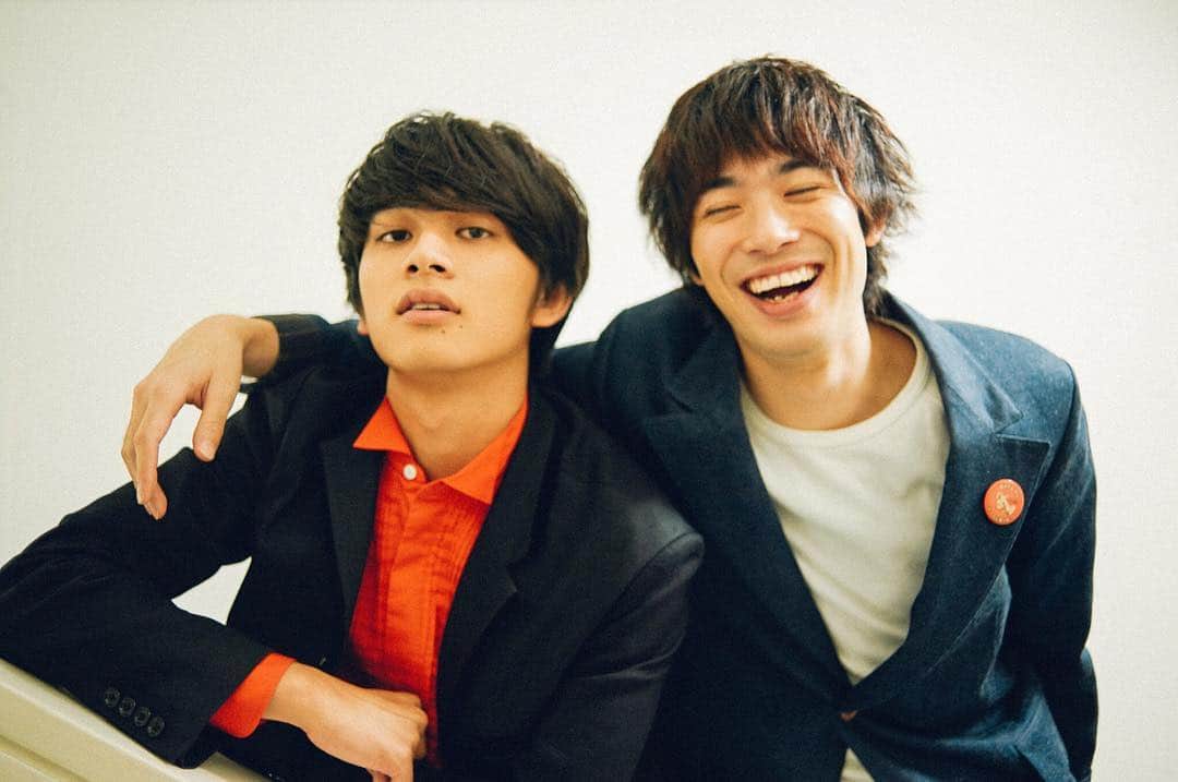花盛友里のインスタグラム：「いつかのお仕事。 黒猫チェルシーの渡辺さんと、俳優の北村匠海さん。 二人の人柄がよく出ていて、この写真すき♡ . . #portrait #japanese #photographer #北村匠海 #渡辺大知」