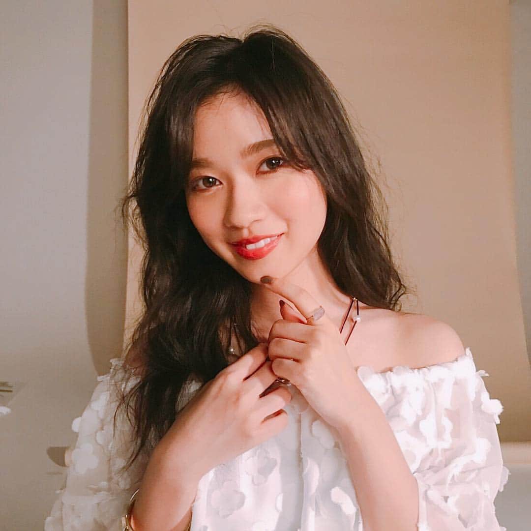 乃木坂46のインスタグラム：「N46MODEのメークページでリップ担当だった#寺田蘭世 さん💋ぷっくりリップで大人っぽい雰囲気に💛  #N46MODE #乃木坂46 #寺田蘭世」