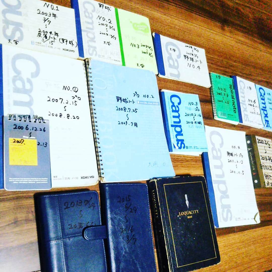 のインスタグラム：「2003/3/7から2017/12/06までの野球を中心に色々書きなぐった手帳。 これは今日までの「自分の人生」といっても過言ではない。 高校時代、手相がみれる学校の先生に見てもらった事があって「今のお前は運が強くないから自分で研究しながら生きていきなさい」と言われた。プロに入って自分がどういうプレーヤーになったらいいのかたくさん迷走したけど、このノートを書く習慣があったから33歳まで野球ができたのかもしれない。 #大﨑雄太朗」