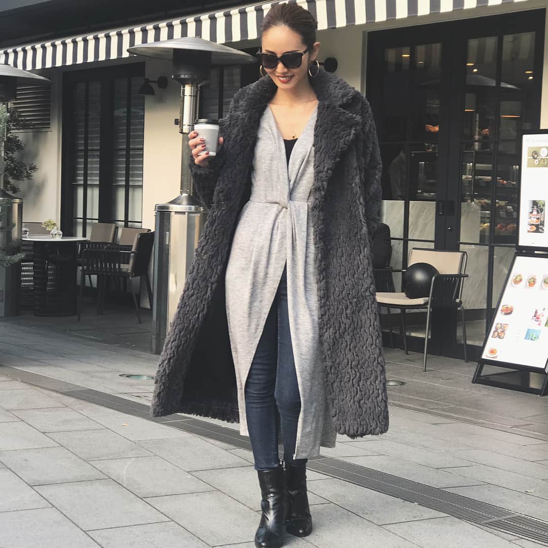 のインスタグラム：「DMでも沢山お問合せを頂いている Ambience warmコートが 来週やっと発売になります❤️❤️ カラーはGRYとBLK♠️ ・ ・ ロングのエコファーコートって 世の中はミディ丈がベーシックで ありそうで意外にあんまりなくて どうしても欲しかったから 作っちゃいました！ ザク切りしたような ふさふさな表面感が 劇的に可愛いっ😍 タイトサイジングではないので 分厚いニットやパーカー、ライダース、 あらゆる重ね着もOK🙆 ロングと言っても160cmの私で くるぶし丈とかではないので 150cm台の方でも勿論着れます！ ・ ・ これから本格的に寒くなるので 防寒できるロング丈は本当に必須。 今月はクリスマスやイベントもあるし 思いっきり女感にキメたり、 カジュアルコーデに合わせて 崩してもめちゃめちゃ可愛い！ BLKの着用画像はまた後ほどupします💕 ・ ・ 諸々サイト準備中で 詳しく日時を言えなくてごめんなさぃ🙇‍♀️ でき次第メルマガ等でも お知らせしますので少々お待ち下さいね🙏✨ @mieli_invariant  #mieliinvariant#new#winter#muramistyle#coordinate#fashion#love」