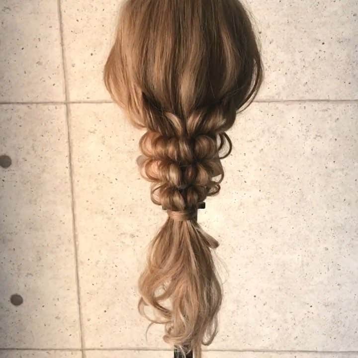 溝口和也のインスタグラム：「ダウンスタイル！ 見た目以上に簡単！💕🦑 無印の冷蔵庫買ったー！ 届いたー！🤩🤩🤩 海外の業務用っぽい ステンレスの冷蔵庫！  でかくなったー！ でも、いれるもんなんもねー！😟 料理しないし、🤔 ただ冷凍庫だけ満杯になった！ アイスで！🤫❄️❄️❄️ アイスのストックやたらある🤪❄️ 中身ガラガラやーなんか入れたい！ 料理しよーかなー🤔  nico...高田馬場  溝口和也✂️✨🌞 tel 03-6279-1245✨  #hair#hairset#hairarrange#ヘアセット#ヘアアレンジ#結婚式ヘア#編み込み#wedding#ウエディング#アレンジ#fashion#braid#ヘアアレンジやり方#hairstyle#arrange#데일리룩#스타일링#일본#japan#東京#发型#ヘアカラー#グラデーションカラー#モデル#撮影 #ヘアアレンジ動画#fashion#instafashion#bob #updo」