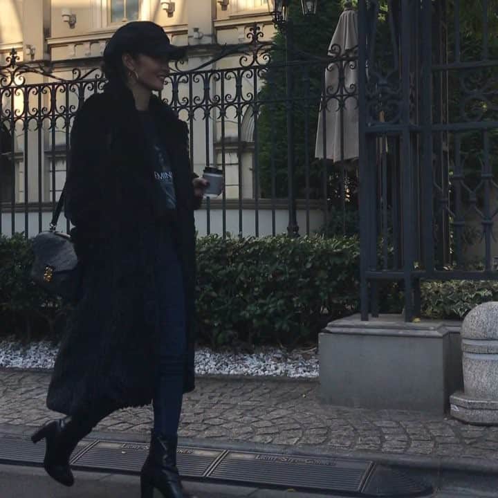 のインスタグラム：「DMでも沢山お問合せを頂いている Ambience warmコートが 来週やっと発売になります❤️❤️ カラーはGRYとBLK♠️ ・ ・ ロングのエコファーコートって 世の中はミディ丈がベーシックで ありそうで意外にあんまりなくて どうしても欲しかったから 作っちゃいました！ ザク切りしたような ふさふさな表面感が 劇的に可愛いっ😍 タイトサイジングではないので 分厚いニットやパーカー、ライダース、 あらゆる重ね着もOK🙆 ロングと言っても160cmの私で くるぶし丈とかではないので 150cm台の方でも勿論着れます！ ・ ・ これから本格的に寒くなるので 防寒できるロング丈は本当に必須。 今月はクリスマスやイベントもあるし 思いっきり女感にキメたり、 カジュアルコーデに合わせて 崩してもめちゃめちゃ可愛い！ ・ ・ 諸々サイト準備中で 詳しく日時を言えなくてごめんなさぃ🙇‍♀️ でき次第メルマガ等でも お知らせしますので少々お待ち下さいね🙏✨ @mieli_invariant  #mieliinvariant#new#winter#muramistyle#coordinate#fashion#love」