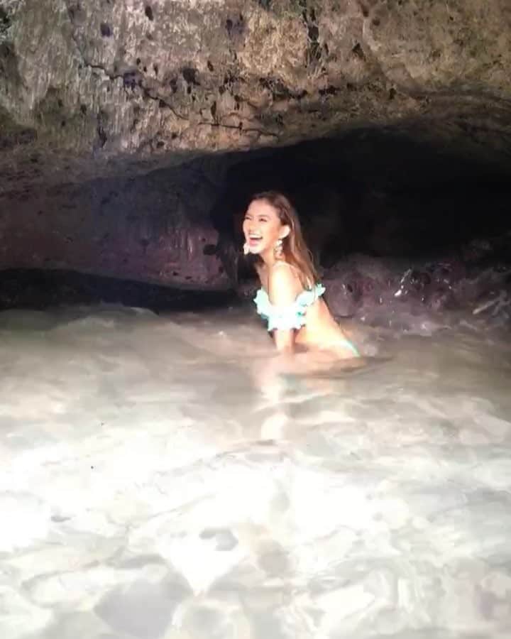 のインスタグラム：「Mermaid cave🧜‍♀️✨ フォトスポットだからちゃんと写真撮りたいのに、すぐギャグになる🌊😂💞 #マーメイドケーブ #mermaidcave #hawaii #beach #sea #bikini #smile #lol #sun #ハワイ #海」