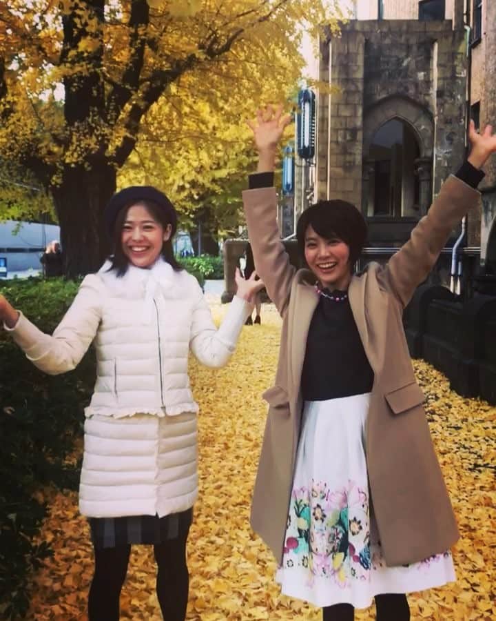 小日向えりのインスタグラム：「東スポで毎月連載「えり好み みきき旅」  村井美樹ちゃんとわたし、歴女2人の歴史旅をお送りししてるよ❤️ 今日は本郷三丁目あたりで幕末グルメの取材でした！ 東大にも寄って、イチョウを集めて遊んだよ。」