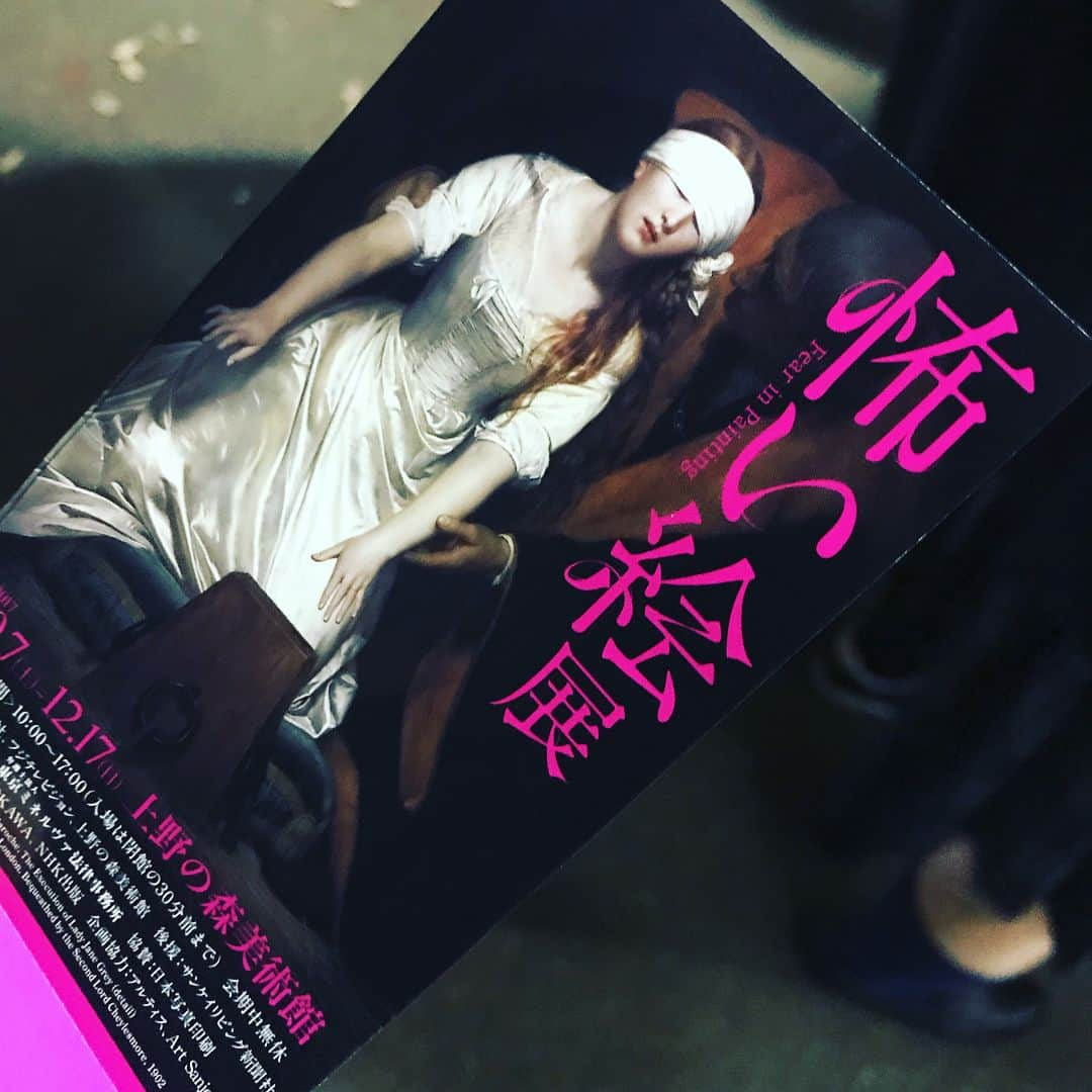 増田有華さんのインスタグラム写真 - (増田有華Instagram)「＊ 先日上野の森美術館にて開催されている【怖い絵展】に行ってきました。 昼過ぎに行ったら長蛇の列！ 人気なのねぇ🔥  音声ガイダンスありがおすすめと聞いてたので、吉田羊さんの語りをヘッドホンで聞きながら回りました。 集中しすぎて出口にたどり着く頃には持ってたプログラムがくしゃくしゃに笑 怖い絵って聞くと人それぞれ想像するものが違うと思うけど、 ただ単純に描かれた乱暴な恐怖じゃなくて、繊細で美しくて、全ての絵に歴史と作者の意図がみられました。 その知識を取り入れながらみると、まぁ鳥肌。 帰りには特に目を引いて印象に残った絵のグッズを購入。 Tシャツめっっちゃお気に入り。 12月17日までです。 ご興味ある方は是非。 #怖い絵展 #上野の森美術館 #行かれる方は是非ガイダンスありで！ #人間の無情さ #恐ろしさ #血生臭さ #美しさ」12月5日 17時57分 - masuyuka_official