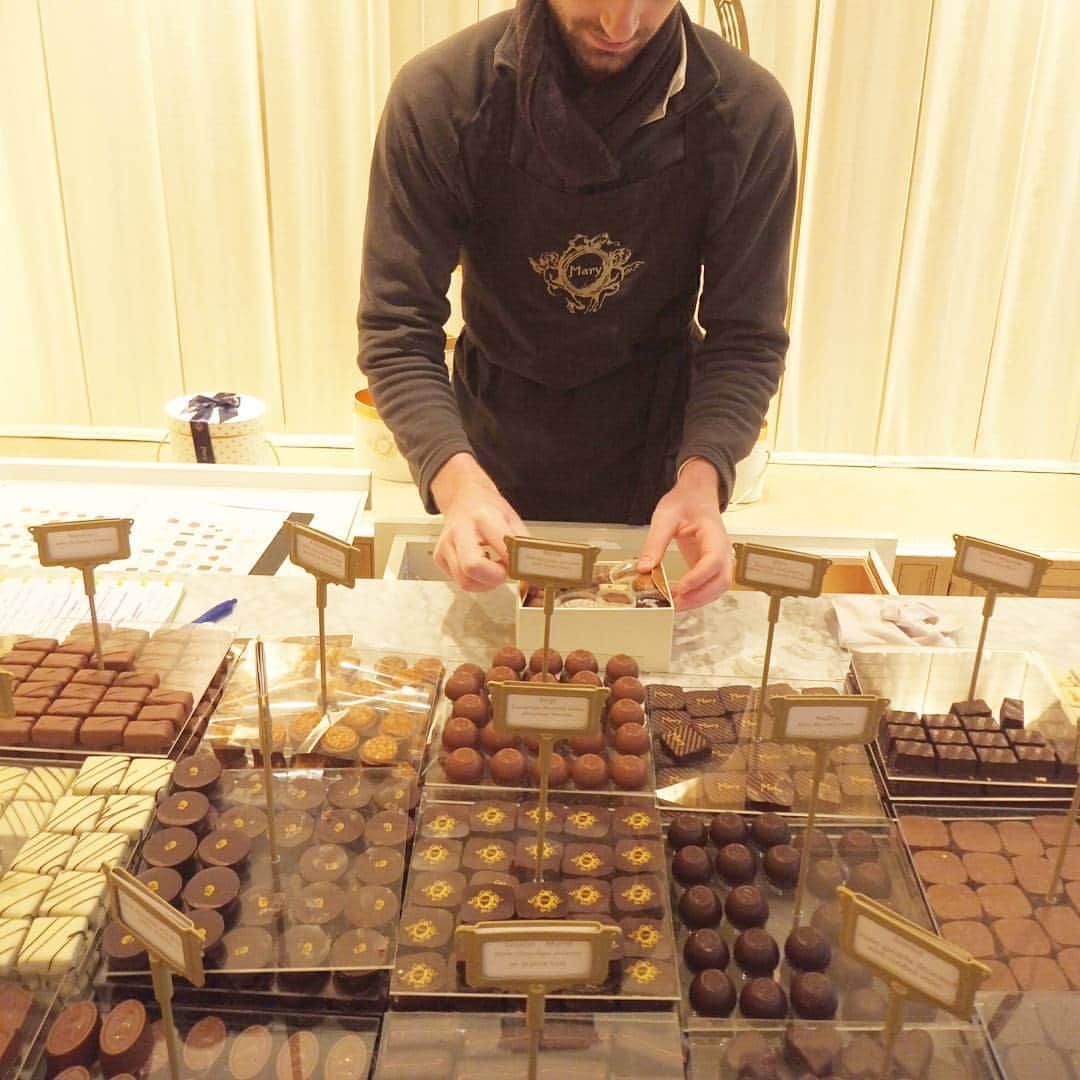 早川愛さんのインスタグラム写真 - (早川愛Instagram)「念願の❤❤❤ #王室御用達 #ベルギーチョコレート #Marychocolate #マリーチョコレート #日本未上陸 ・ ・ ・  ベルギーで1番いきたかったチョコレートやさん❤❤❤とっても可愛いお店だったよ💗💗💗 ・  チョコレート屋さんの粒チョコレートがいっぱい並んでるとわくわくしちゃう🙈  マリーでは計り売りで好きな粒チョコレートを500g選んだよ💕💕💕💕💕 ・ ・ ・  #そういえば計っていたのを見てないなぁ笑 #開店同時にいきました🏃 #酔っ払う前に2店舗だけいけました😂 #絶対またベルギーにいきたいな #ベルギー旅行 #ブリュッセル旅行 #ベルギー観光 #ブリュッセル観光 #ベルギーグルメ #ブリュッセルグルメ #チョコレート #チョコレート巡り #しあわせなじかん #belgium #belgiumtravel #belgiumtrip #brussels #brusselstravel #brusselstrip  #chocolate #belgianchocolate #travel #trip #happy」12月5日 18時51分 - megumegu_1006