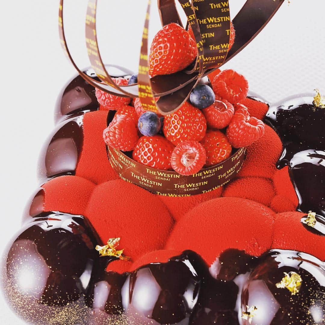 The Westin Sendai ウェスティンホテル仙台さんのインスタグラム写真 The Westin Sendai ウェスティンホテル仙台 Instagram 空に浮かぶ雲をイメージした流線型のクリスマスケーキです ウェスティン 仙台 ウェスティンホテル仙台 クリスマス ケーキ