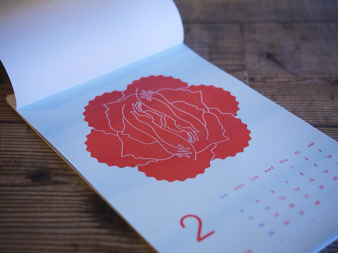 nostos booksさんのインスタグラム写真 - (nostos booksInstagram)「イラストレーター、グラフィックデザイナーとして活躍する井上元太さんの2018年カレンダーが届きました！今年のテーマは、「花と人」。 ・ それぞれの季節にちなんだ12種類の花々の中に、顔や立ち姿など人のラインをしのばせ、ちょっぴりセクシーな作品に仕上がりました。花の中にある人の姿を切り取ると同時に、人の中にある花のような繊細さや華やかさ、そして美しさまで表れているかのよう。 ・ 毎月異なる3色が使用されていて、そのコーディネートにもセンスが光ります。カラフルなお花を飾るように、気軽に生活の中に植物の彩りを取り入れてみてください。 ・ 2017年のカレンダー「Shape of Animals」もそうだったように、井上さんの作品はモノの見え方を一瞬でガラリと変える力を持っているように思います。普段は気がつくことのできない幾つもの美しさや意味をモノの中からすくいあげることで、ときにはさらに愛おしく、またときにはより面白いものに見せてくれる力。 ミシン目を切り取って次の月を見る度、花のカタチに隠れた美しさにどきっとしますよ。 ・ オンラインストアでは1月から12月のイラストが全てご覧いただけますので、ぜひプロフィールリンクからご覧ください🌷 ==================== 井上元太 個人デザイン事務所勤務を経て2008年に独立。 飲食店、アパレルブランド、書籍、企業等のグラフィックデザインと並行し、イラストレーションやアナログ表現を用いたデザインも多用する。2014年にファッション、アートカルチャー雑誌UnderWear magazineを出版。 gentainoue.com/ ==================== #webで買えます #井上元太 #2018年カレンダー #calendar2018 #nostosbooks #松陰神社前 #古本屋」12月5日 18時59分 - nostosbooks