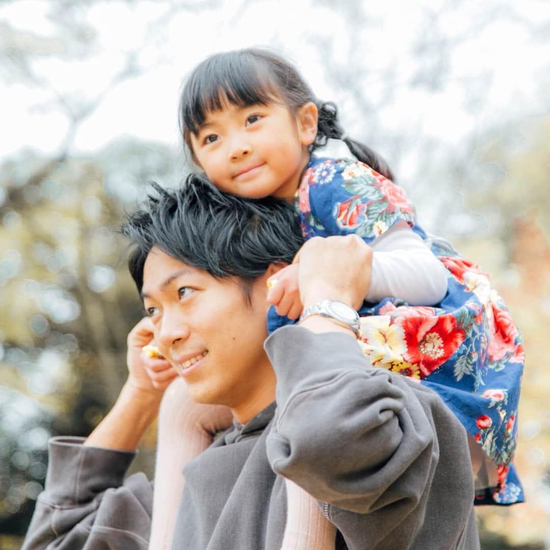 筧沙奈恵さんのインスタグラム写真 - (筧沙奈恵Instagram)「1歳の時にも肩車をして撮影したのですが、娘の成長に驚き！ ・ 大人にとっての3年ってあっという間ですが、子供にとっての3年ってとっても大きいですよね😲！ ・ パパに肩車された娘の嬉しそうな顔😊 ・ パパ大好きなまま大きくなりますように👨👧 ・ photo by @woniy ・ #家族写真 #familyphoto #親子 #家族写真 #2児ママ #女の子ママ #男の子ママ #姉弟 #相原サン #hapic」12月6日 1時54分 - sanaekakei