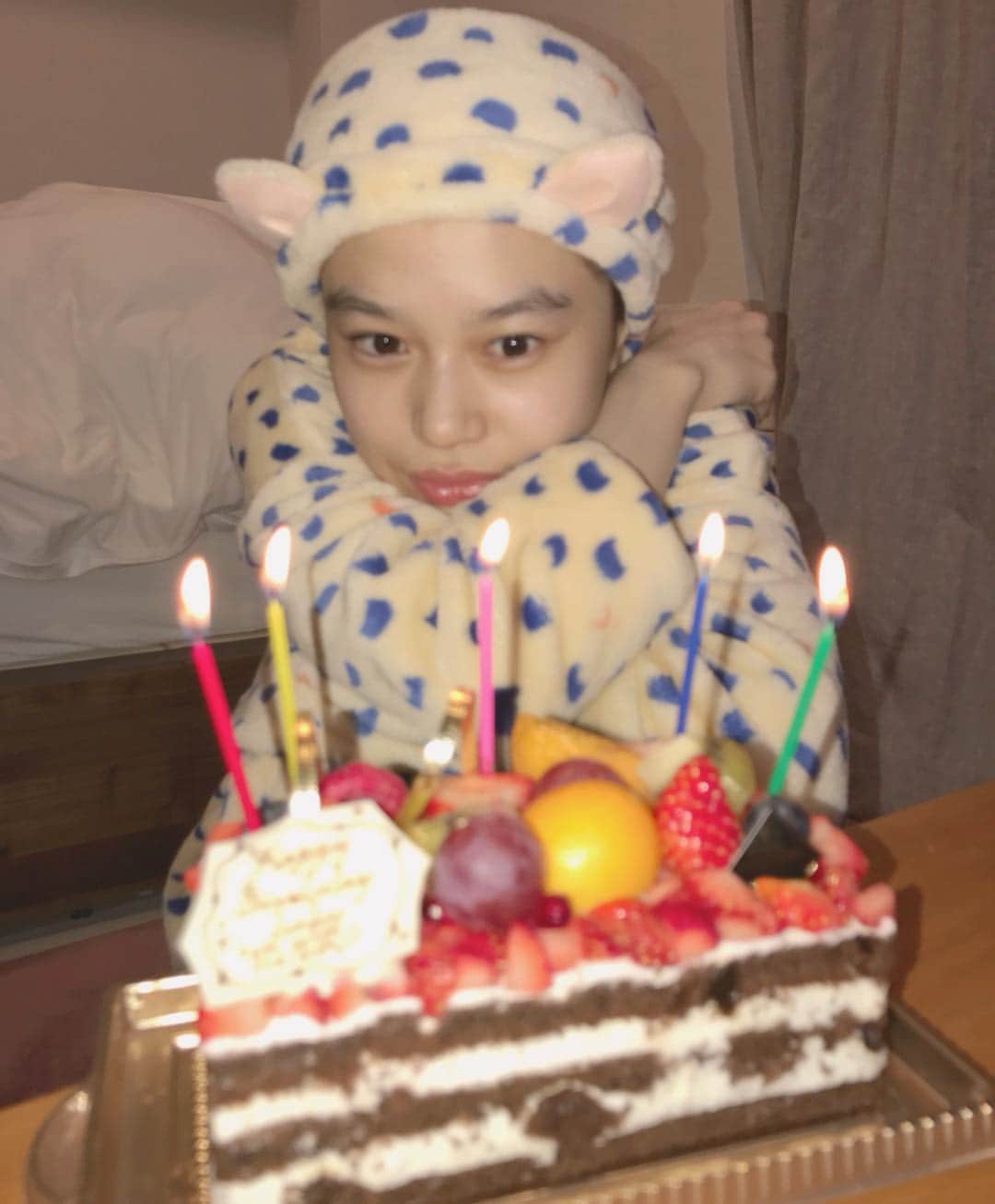 野崎智子さんのインスタグラム写真 - (野崎智子Instagram)「昨日24歳になりました🎂 家族友達支えてくれてる皆様に 感謝の気持ちでいっぱいです。 今日はおねえちゃんがお祝いしに 来てくれたの🌹ありがとう❤️ パジャマはままとパパが送ってくれたの🐱 #me #24 #birthday #thanku」12月5日 20時37分 - tomoconozaki